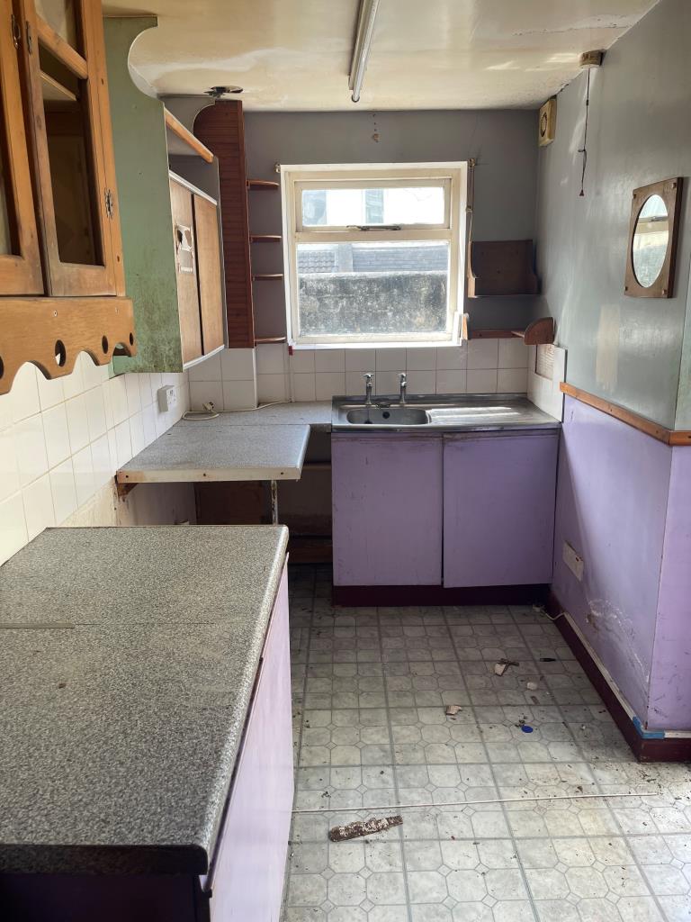 Lot: 151 - HOUSE IN NEED OF IMPROVEMENT - Ground floor kitchen